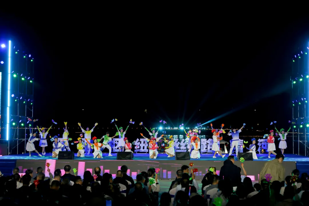 精河县歌舞团的舞蹈《青春畅想》拉开了文艺晚会的序幕,随后,湖北荆门