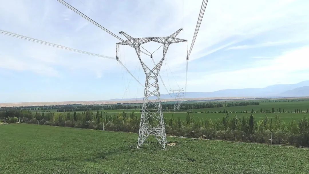 伊犁博州乌苏凤凰Ⅱ回750千伏输电线路工程火热施工中
