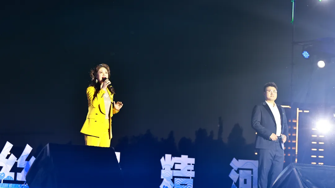 精河县歌舞团的舞蹈《青春畅想》拉开了文艺晚会的序幕,随后,湖北荆门